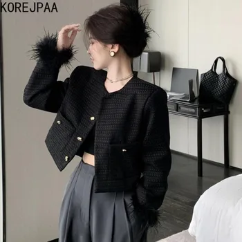 Korejpaa 2023 סתיו אלגנטי קצר מעיל נשים סביב צוואר פרווה טלאים שרוול ארוך טוויד שחור בגדים להאריך ימים יותר כפתורים לכל היותר. התמונה