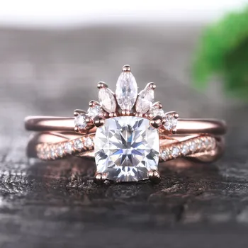 כרית Moissanite טבעת אירוסין להגדיר 14K רוז זהב Moissanite לערום להקה ייחודית טבעת נישואין מתנה עבורה מתנה ליום הנישואין התמונה