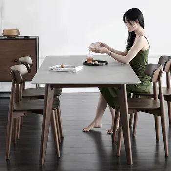 עץ מלא רוק צלחת שולחן אוכל מודרני איטלקי פשוט מלבני משק הבית הנורדי משפחה קטנה בדיל עץ האוכל לשולחן. התמונה